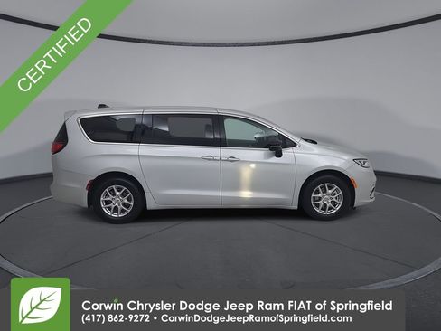 Certified 2024 Chrysler Pacifica Touring-L image 17
