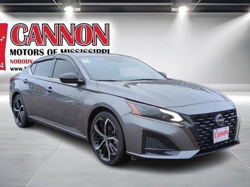 Used 2023 Nissan Altima 2.5 SR w/ SR Premium Package image 3