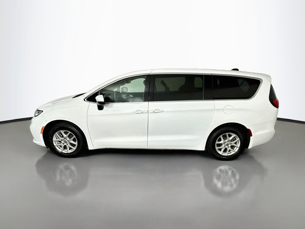Used 2023 Chrysler Pacifica Touring FWD image 4
