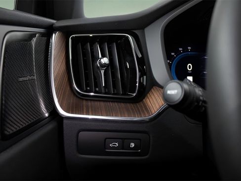 New 2024 Volvo XC60 T8 Plus w/ Protection Package Premier image 19