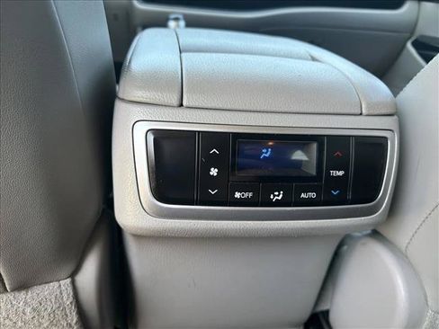 Used 2015 Toyota Highlander XLE FWD image 18