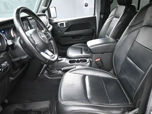 Used 2018 Jeep Wrangler Unlimited Sahara AWD/4WD image 9