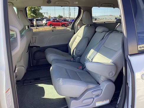 Used 2018 Toyota Sienna XLE w/ XLE Navigation Package image 15