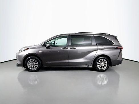 Used 2024 Toyota Sienna XLE FWD image 8