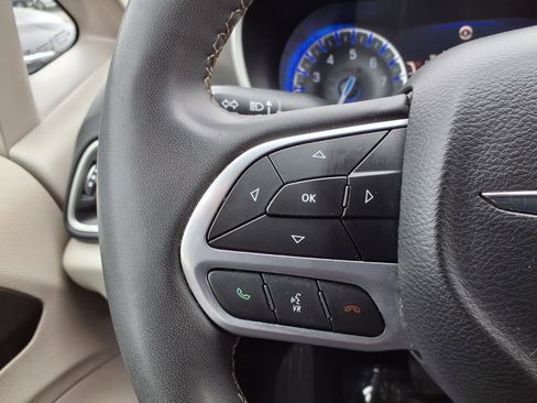 Used 2023 Chrysler Pacifica Touring-L FWD image 13
