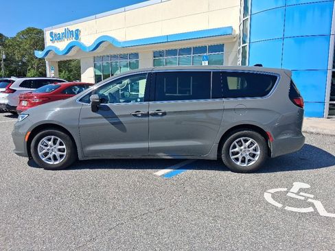 Used 2023 Chrysler Pacifica Touring-L FWD image 7