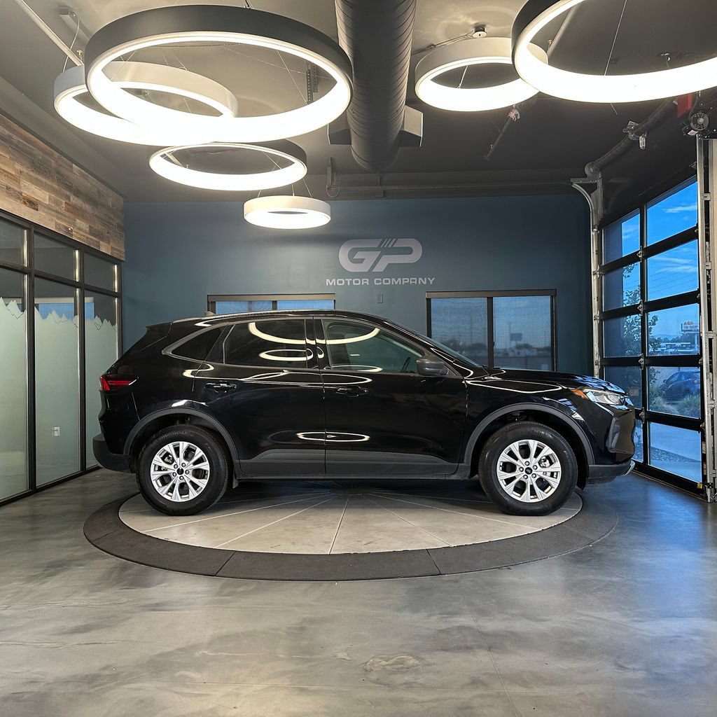 Used 2025 Ford Escape Active w/ Cold Weather Package AWD/4WD image 2