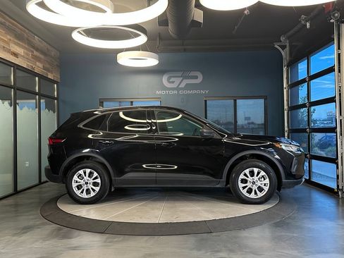 Used 2025 Ford Escape Active w/ Cold Weather Package AWD/4WD image 2