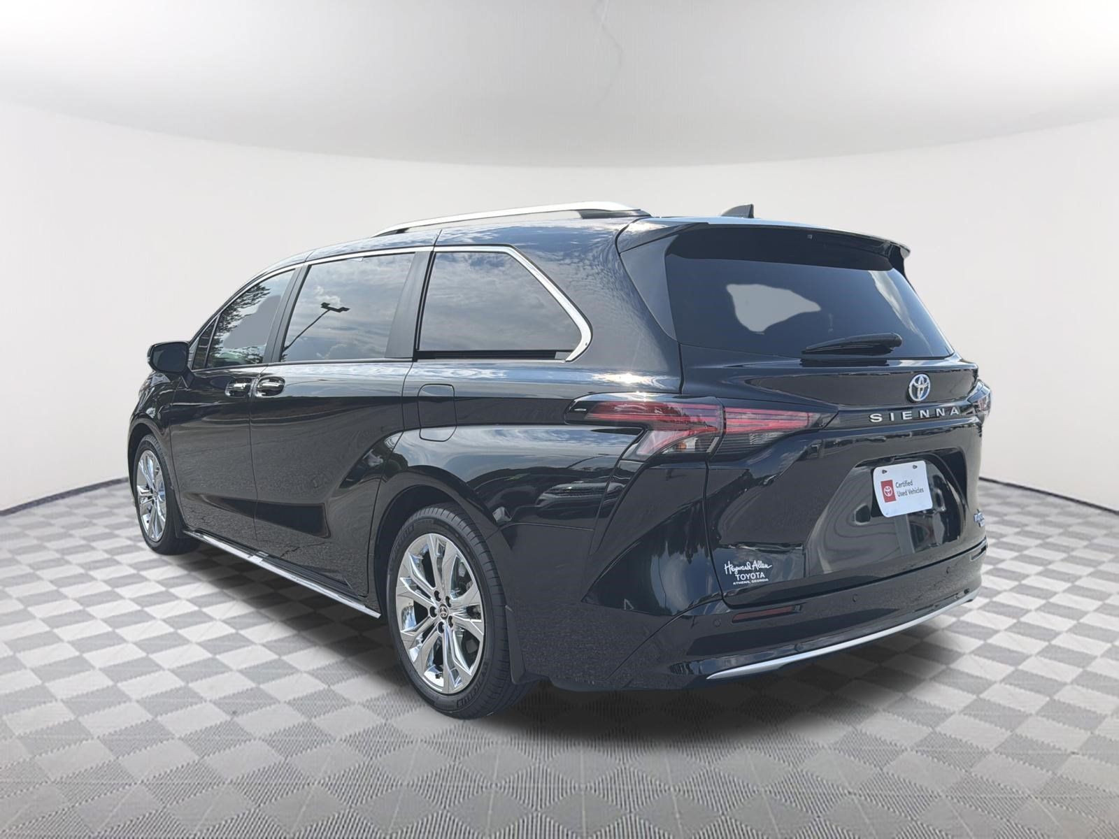 Certified 2024 Toyota Sienna Platinum FWD image 14