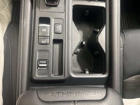 Used 2024 Nissan Pathfinder S image 23