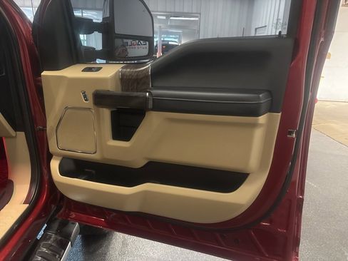 Used 2019 Ford F250 Lariat w/ Chrome Package image 38