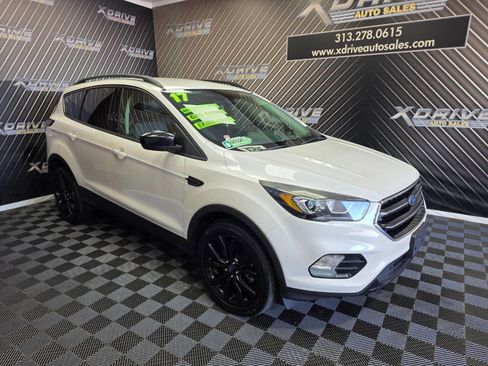 Used 2017 Ford Escape SE w/ SE Sport Appearance Package image 9