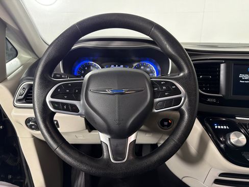 Used 2020 Chrysler Pacifica Touring FWD image 14