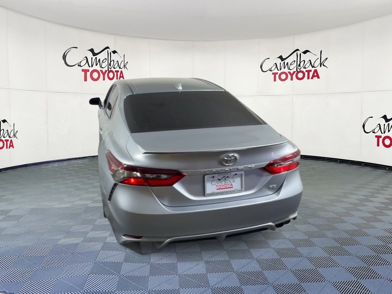 Used 2023 Toyota Camry SE FWD image 3