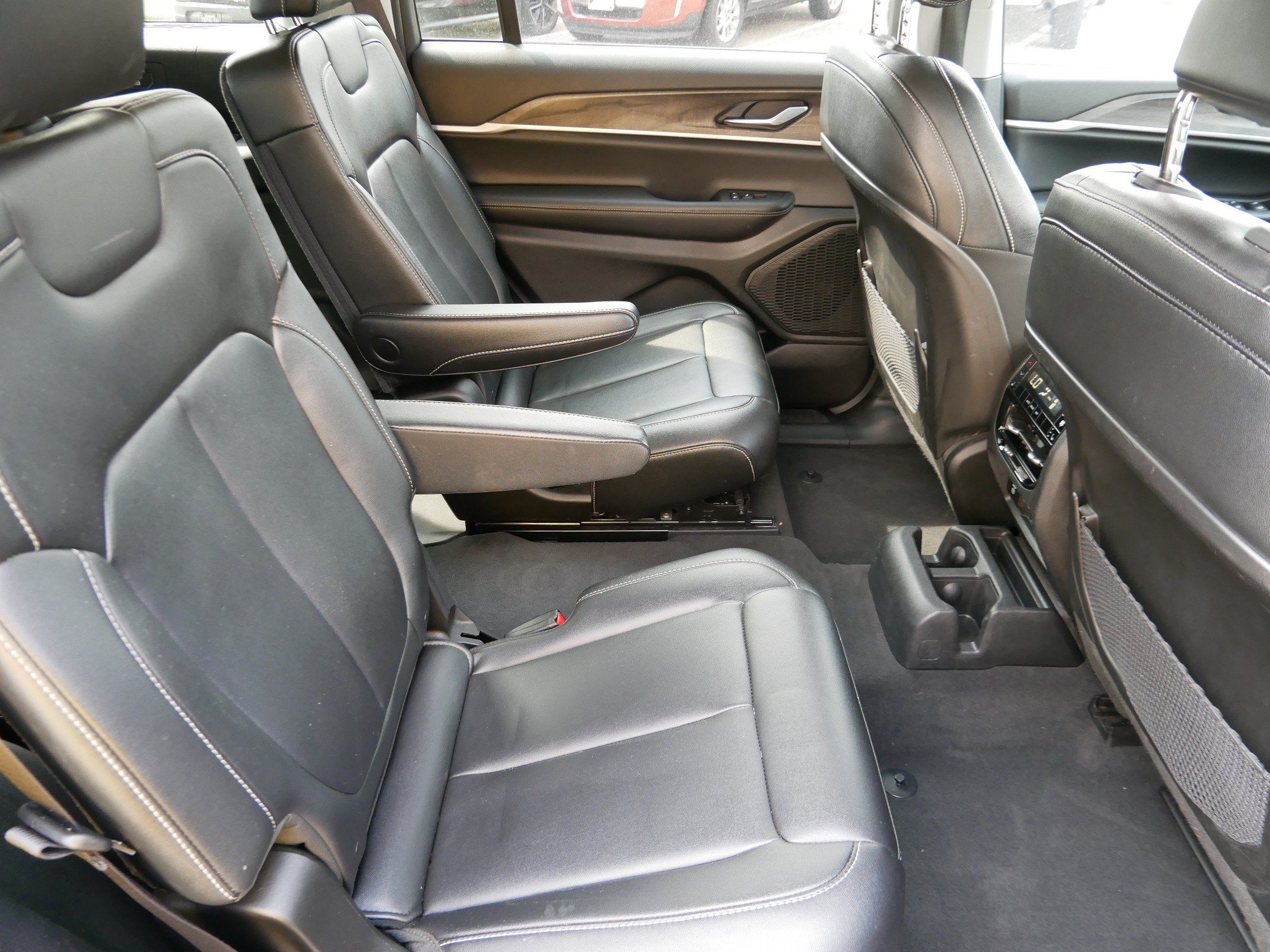 Used 2023 Jeep Grand Cherokee L Limited w/ Black Appearance Package AWD/4WD image 24