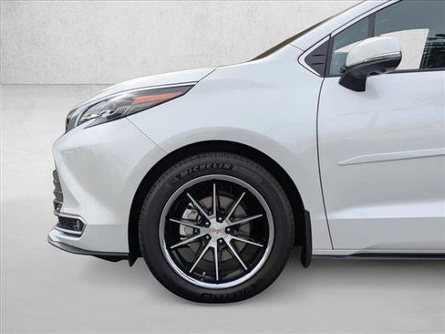 Used 2025 Toyota Sienna Platinum image 11