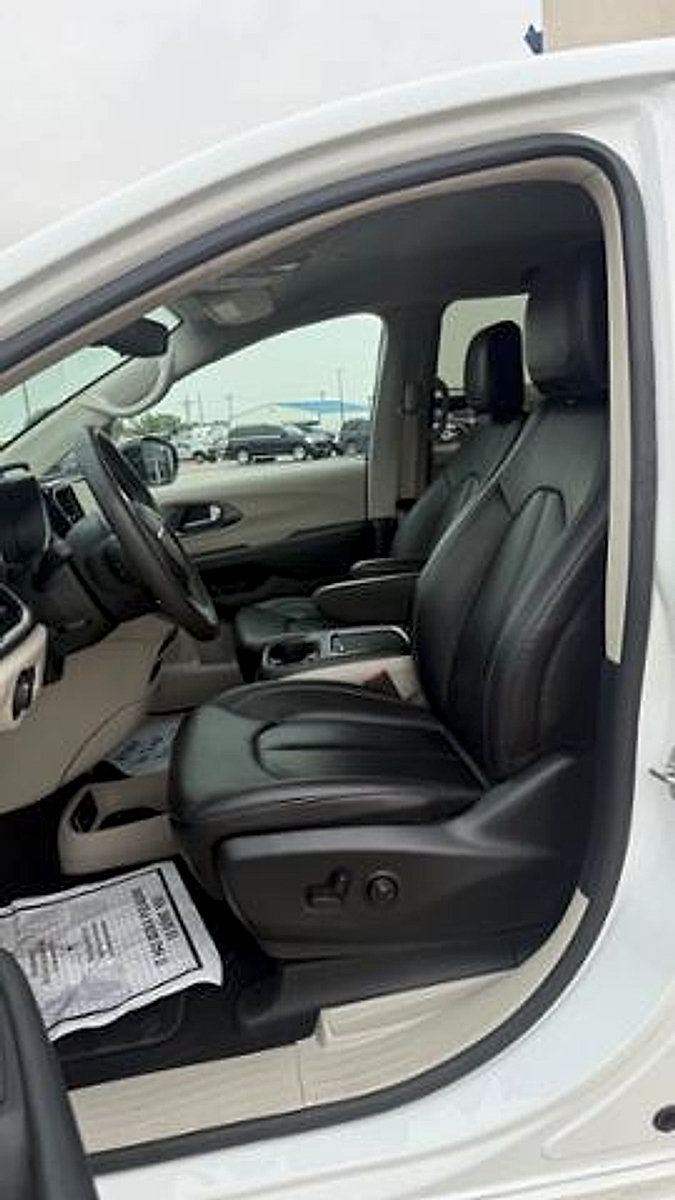 Used 2024 Chrysler Pacifica Touring-L FWD image 14