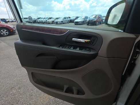 Used 2011 Chrysler Town & Country Limited w/ Trailer Tow Group FWD image 10