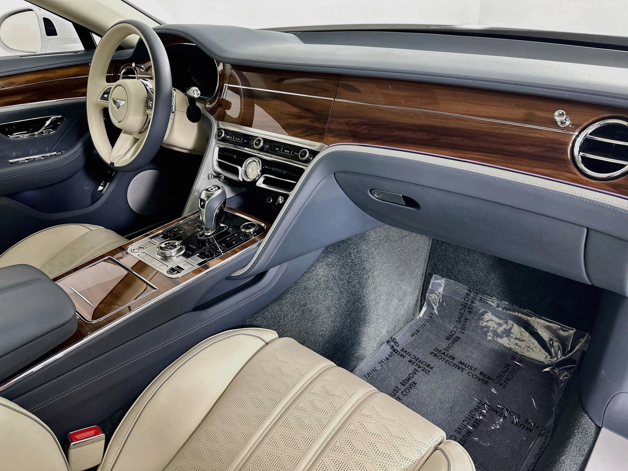 Certified 2025 Bentley Flying Spur Plug-In Hybrid AWD/4WD image 2