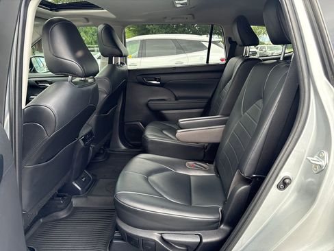 Used 2020 Toyota Highlander XLE AWD/4WD image 33
