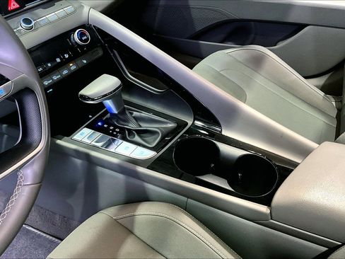 Used 2025 Hyundai Elantra SEL image 18