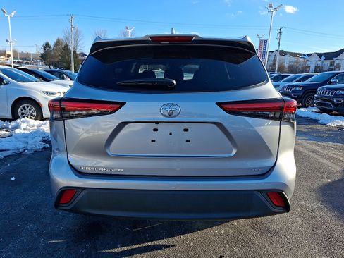 Used 2023 Toyota Highlander XLE image 5