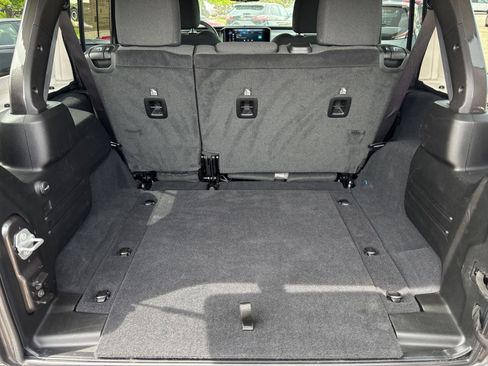 Used 2025 Jeep Wrangler Unlimited Sahara AWD/4WD image 33