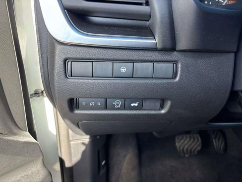 Used 2024 Nissan Rogue SV AWD/4WD image 18