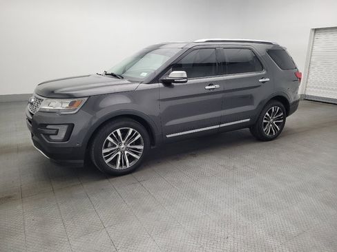 Used 2017 Ford Explorer Platinum image 2