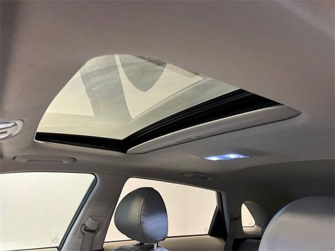 Used 2018 Kia Niro Touring image 28