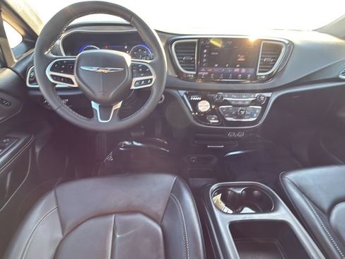 Used 2025 Chrysler Pacifica Select FWD image 12