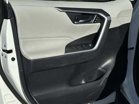 Used 2022 Toyota RAV4 XLE Premium image 23