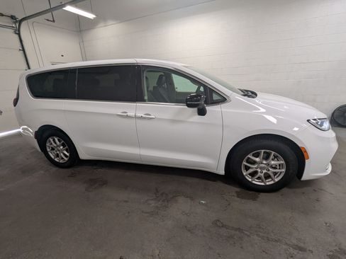 Certified 2024 Chrysler Pacifica Touring-L FWD image 3