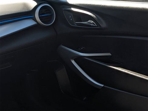 Used 2025 Chevrolet Trax LS w/ LS Convenience Package image 14