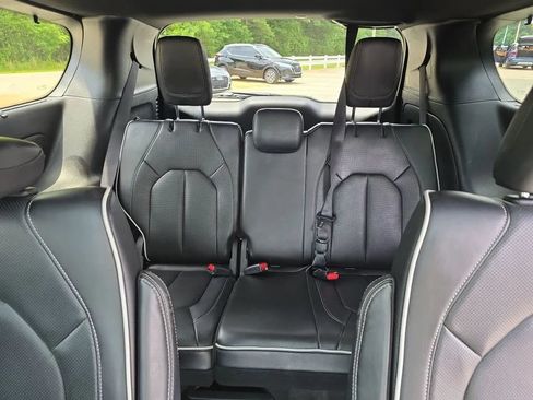 Used 2025 Chrysler Pacifica Limited FWD image 47