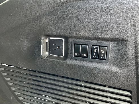 Used 2021 GMC Yukon XL Denali w/ Denali Premium Package image 38