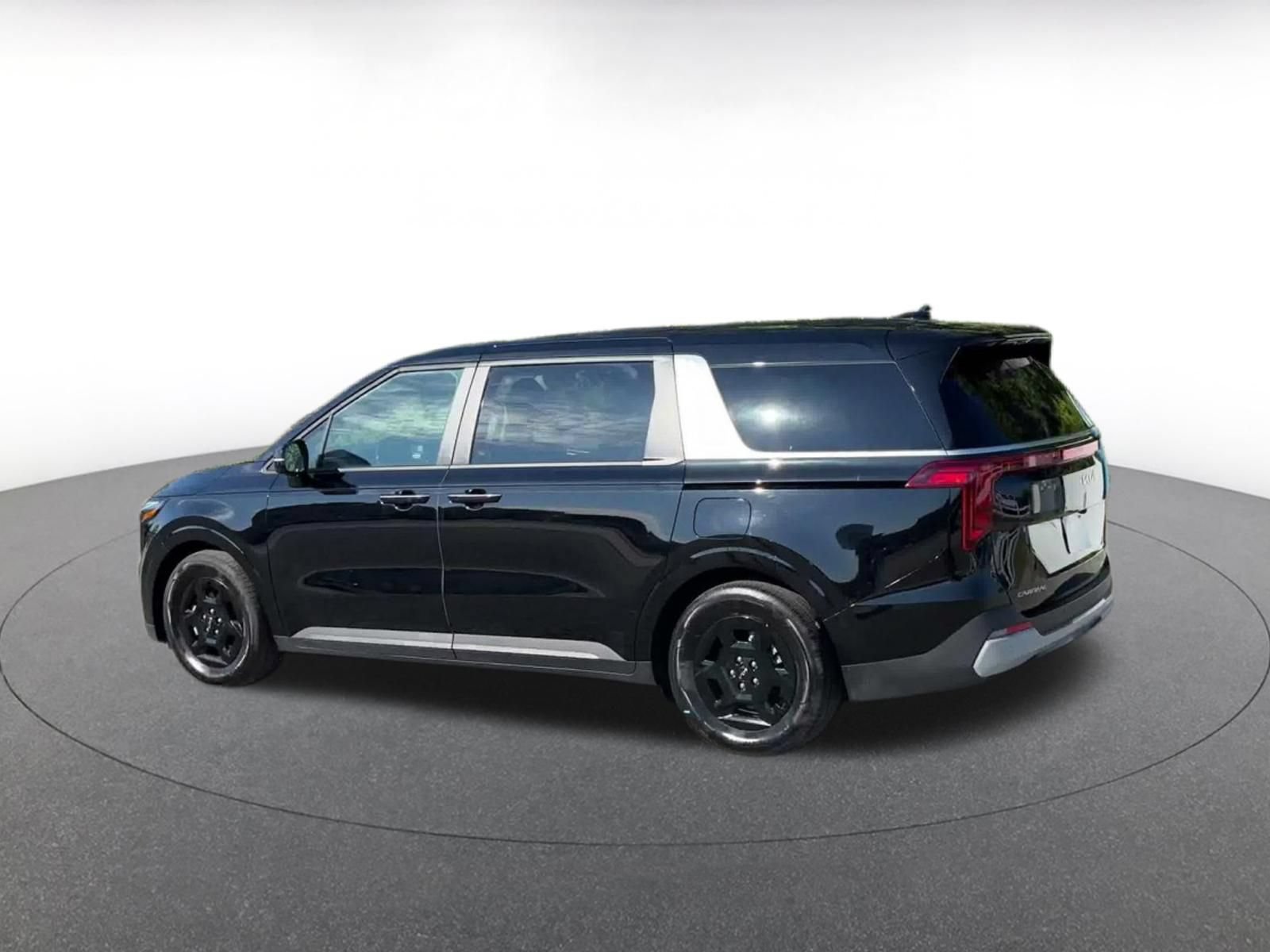 Used 2026 Kia Carnival FWD image 9