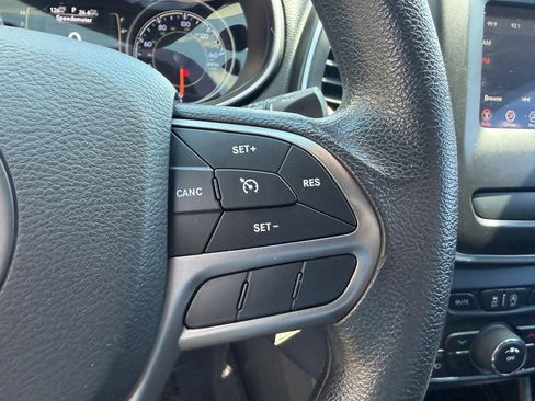 Used 2020 Jeep Cherokee Latitude FWD image 27
