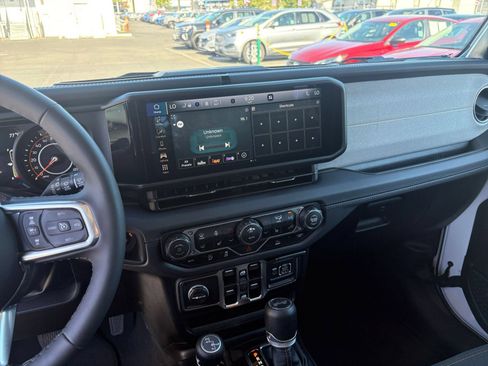 Used 2025 Jeep Wrangler Unlimited Sahara AWD/4WD image 17