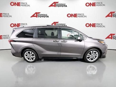 Certified 2023 Toyota Sienna Platinum FWD image 9