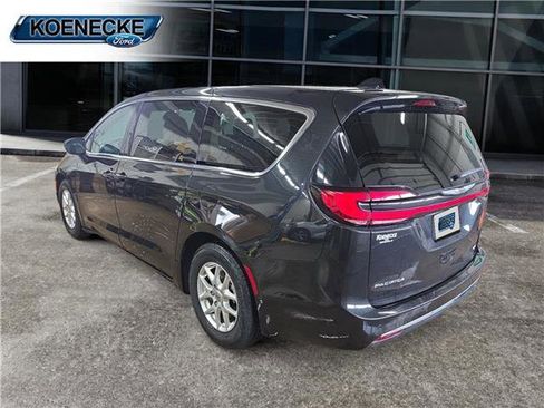 Used 2023 Chrysler Pacifica Touring-L image 3