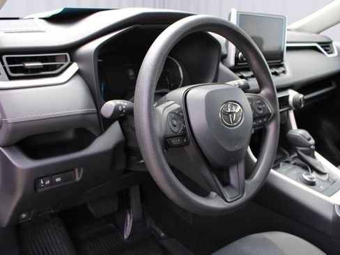 Used 2025 Toyota RAV4 LE AWD/4WD image 17