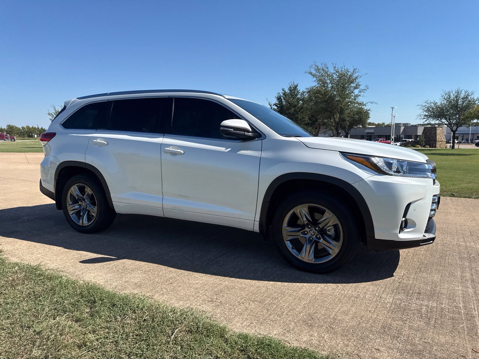 Used 2018 Toyota Highlander Limited Platinum w/ Carpet Mat Package (TMS) AWD/4WD image 10