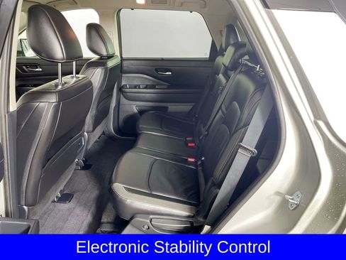 Used 2025 Nissan Pathfinder SL image 24