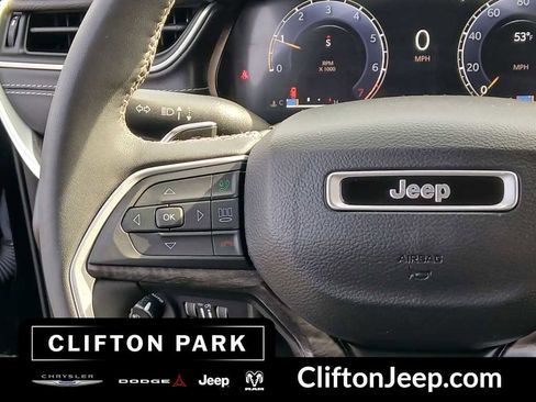 Used 2023 Jeep Grand Cherokee Limited w/ Black Appearance Package image 22