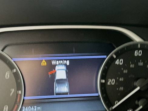 Used 2024 Nissan Frontier SL w/ Technology Package image 19