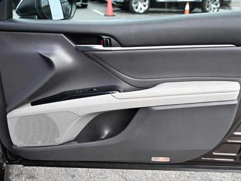 Used 2018 Toyota Camry XLE image 31