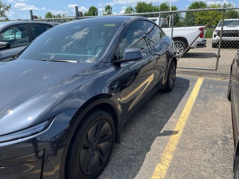 Used 2026 Tesla Model Y 2WD image 6