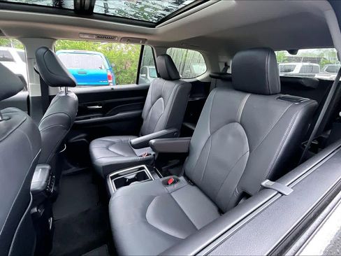 Used 2025 Toyota Grand Highlander AWD image 21