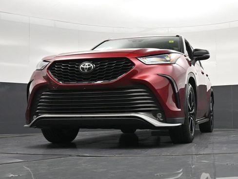 Used 2021 Toyota Highlander XSE FWD image 32